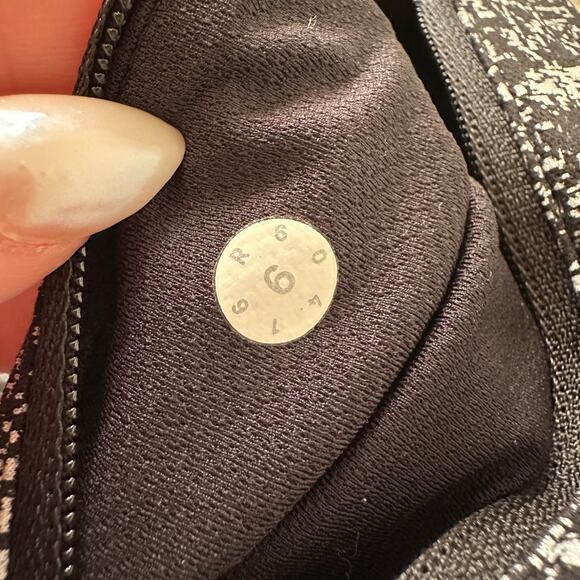 Lululemon black & white pattern mesh panel leggings size 6 - Picture 9 of 12